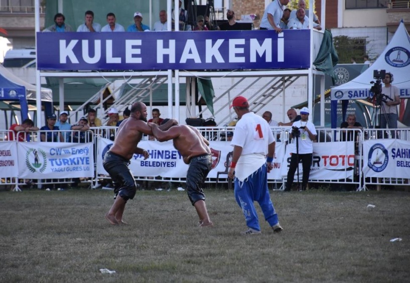 Güreşin galibi altın kemerin sahibi Orhan Okulu oldu