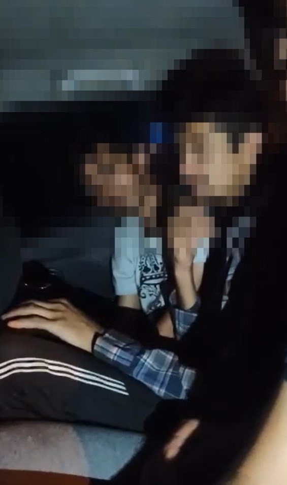 Çekicideki aracın bagajından çıktılar