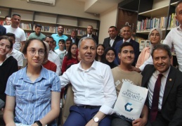 İçişleri Bakanı Yerlikaya depremzedeleri ziyaret etti