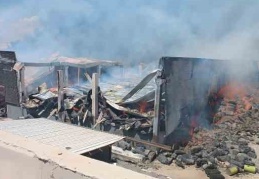 Yangına 40 itfaiye aracı ve 90 personelle 4 saattir müdahale ediyor