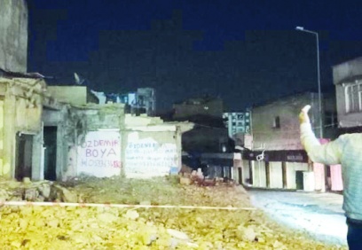 İslahiye’de ağır hasarlı binalar çöktü