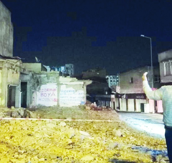 İslahiye’de ağır hasarlı binalar çöktü