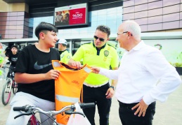 Bisiklet ve scooter sürücülerine reflektörlü yelek dağıtıldı