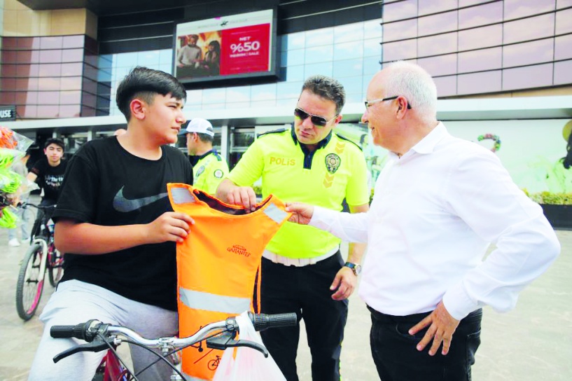Bisiklet ve scooter sürücülerine reflektörlü yelek dağıtıldı