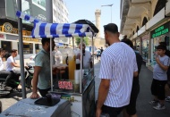 Sıcaktan kavrulan limonataya koşuyor