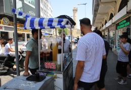 Sıcaktan kavrulan limonataya koşuyor