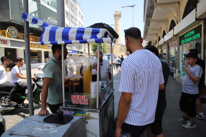 Sıcaktan kavrulan limonataya koşuyor