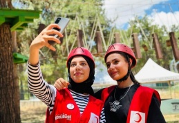 İp parkurları, tırmanma duvarı, zipline, paintball ile macera yaşıyorlar