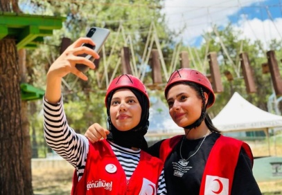 İp parkurları, tırmanma duvarı, zipline, paintball ile macera yaşıyorlar