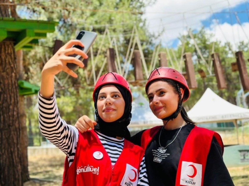 İp parkurları, tırmanma duvarı, zipline, paintball ile macera yaşıyorlar
