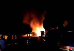 Tır alev alev yanarak, demir yığınına döndü