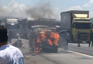 Yanan araçtan son anda kurtarıldı