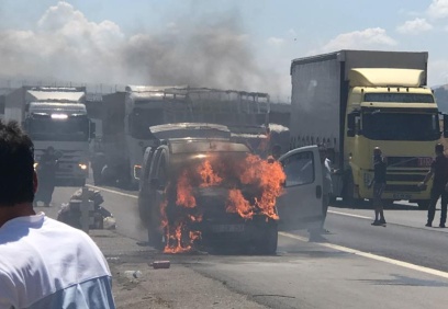 Yanan araçtan son anda kurtarıldı