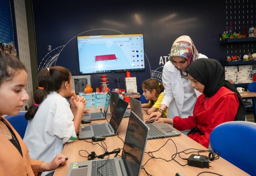 Anneler ve çocuklar bilimsel keşifler yapıyor