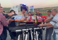 Otomobil, motosiklet sürücüsüne çarptı