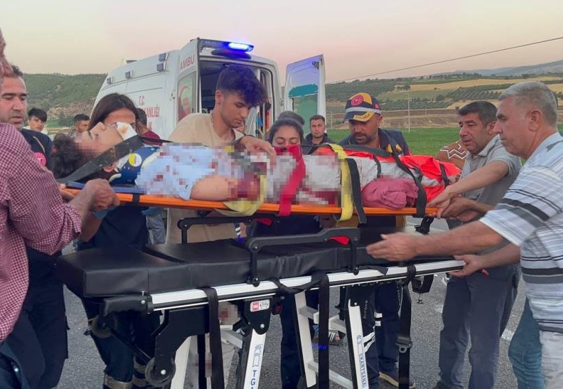 Otomobil, motosiklet sürücüsüne çarptı