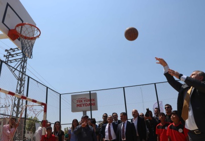 Bakan, depremzede çocuklarla basketbol oynadı