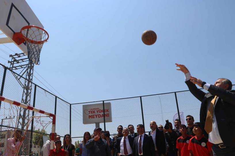 Bakan, depremzede çocuklarla basketbol oynadı