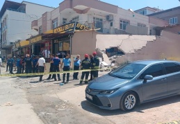 2 katlı bir binanın bahçe duvarı yıkıldı
