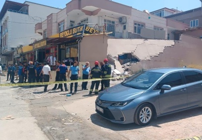 2 katlı bir binanın bahçe duvarı yıkıldı