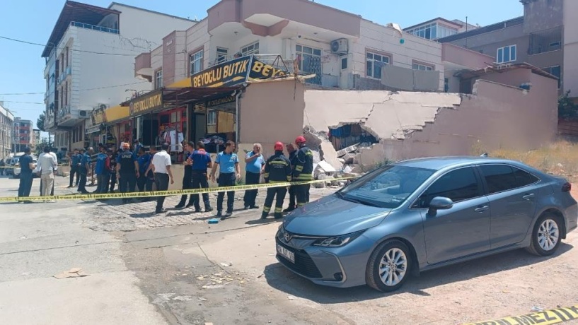 2 katlı bir binanın bahçe duvarı yıkıldı