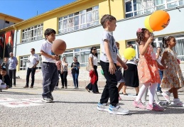 Kız çocukları toplumsal yaşamdan uzaklaştırılmaya çalışılıyor