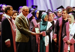 Üniversiteler, şehirle, şehrin sanayisiyle bütünleşmek, halkla var olmak için de vardır