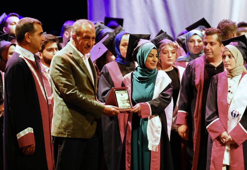 Üniversiteler, şehirle, şehrin sanayisiyle bütünleşmek, halkla var olmak için de vardır