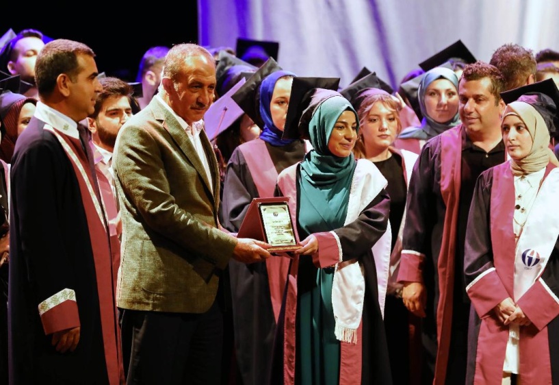 Üniversiteler, şehirle, şehrin sanayisiyle bütünleşmek, halkla var olmak için de vardır