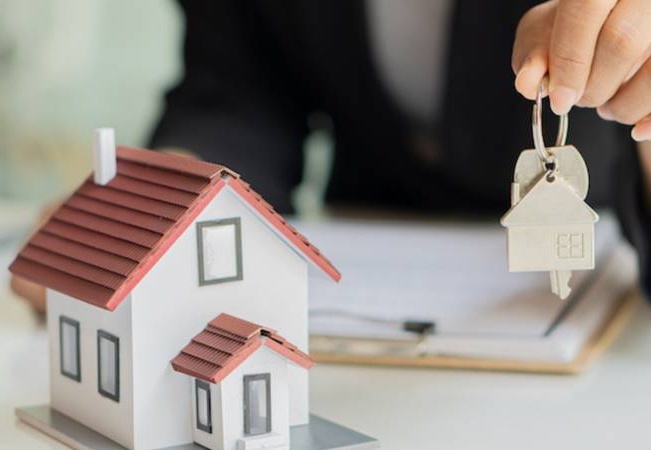 Konut satışları yarı yarıya azaldı