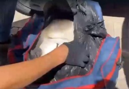 Durdurulan araç, uyuşturucu deposu çıktı