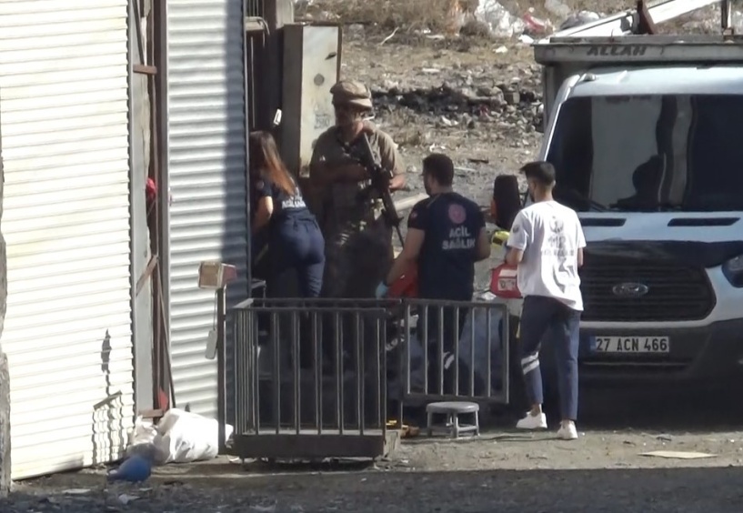 Oğlunu rehin aldı, sonra kendini vurdu