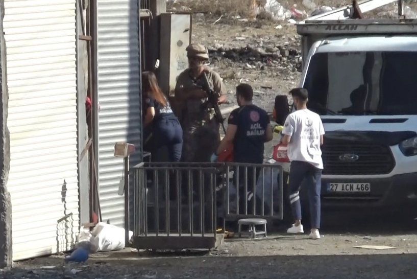 Oğlunu rehin aldı, sonra kendini vurdu