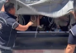 Küçücük kamyonetten 43 göçmen çıktı