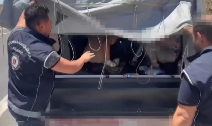 Küçücük kamyonetten 43 göçmen çıktı