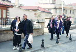 Kente ve bölgeye gelen turist sayısı sektörü ayakta tutmaya yetecek düzeyde değil