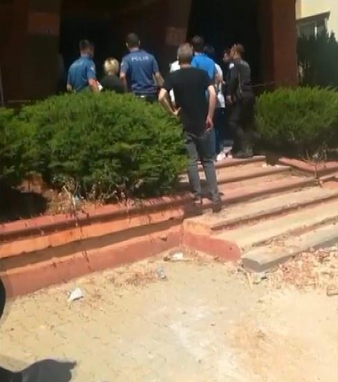 Ağır hasarlı binanın su kuyusunda ceset bulundu