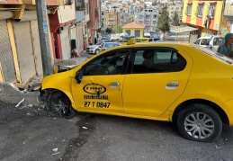 Taksi, yayaların arasına daldı, 3’ü ağır 5 kişi yaralandı