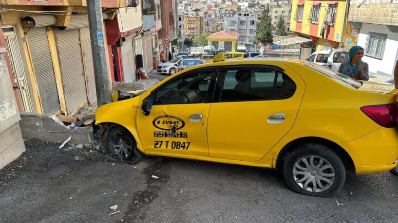 Taksi, yayaların arasına daldı, 3’ü ağır 5 kişi yaralandı