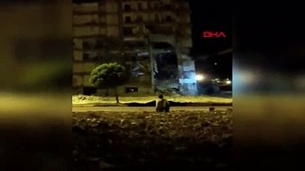 İslahiye ‘de depremde ağır hasar alan altı katlı bina yıkım sırasında çöktü