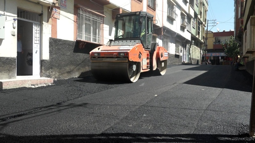 Barak Mahallesi’nde yama ve asfalt yapılıyor