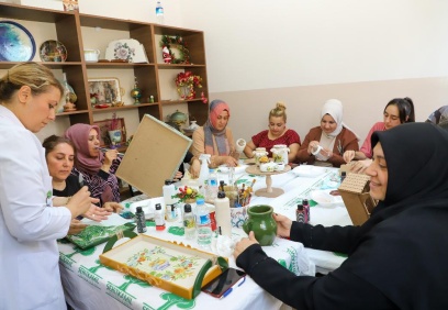 Kadınlar, dekoratif ahşap boyamaya ilgi gösteriyor