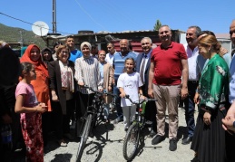 İslahiyeli depremzede Ayşegül’e tam altın, bisiklet ve tablet