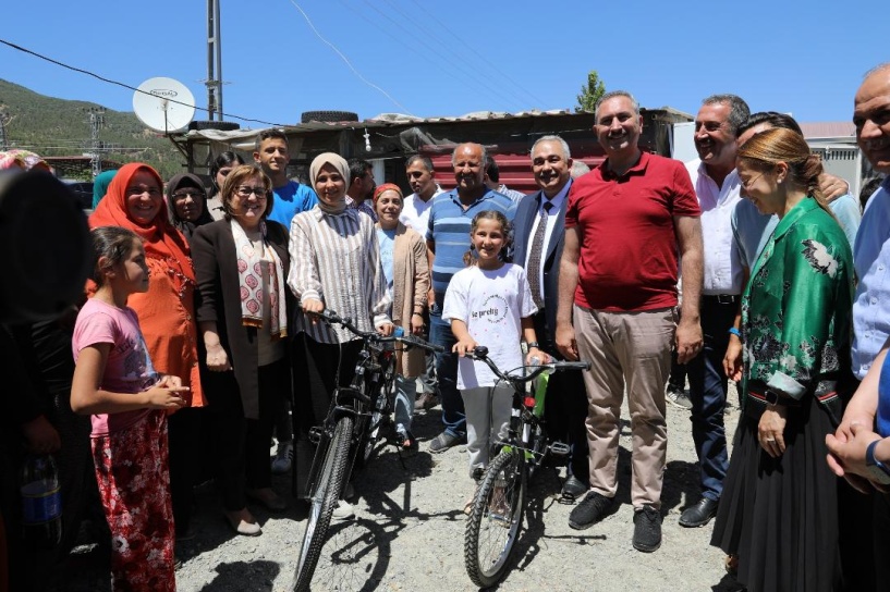 İslahiyeli depremzede Ayşegül’e tam altın, bisiklet ve tablet