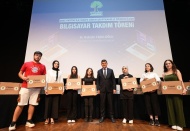 YKS’de başarı gösteren öğrencilere bilgisayar hediye edildi