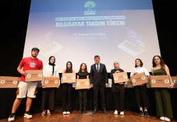 YKS’de başarı gösteren öğrencilere bilgisayar hediye edildi