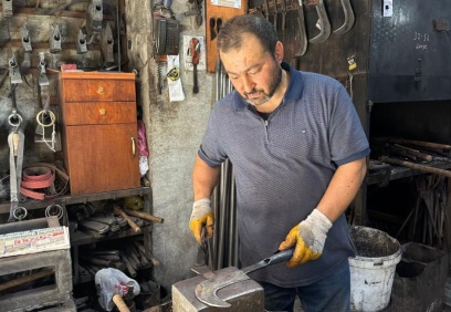 Demirci ustaları zamana ve sıcağa direniyor