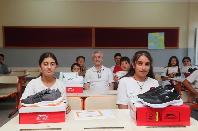 Öğrencilere 1 milyondan fazla spor ayakkabısı dağıtıldı