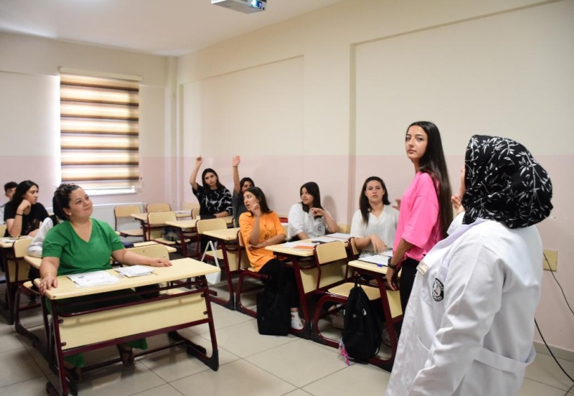 Ev hanımları ve üniversite öğrencileri İngilizce kursunda