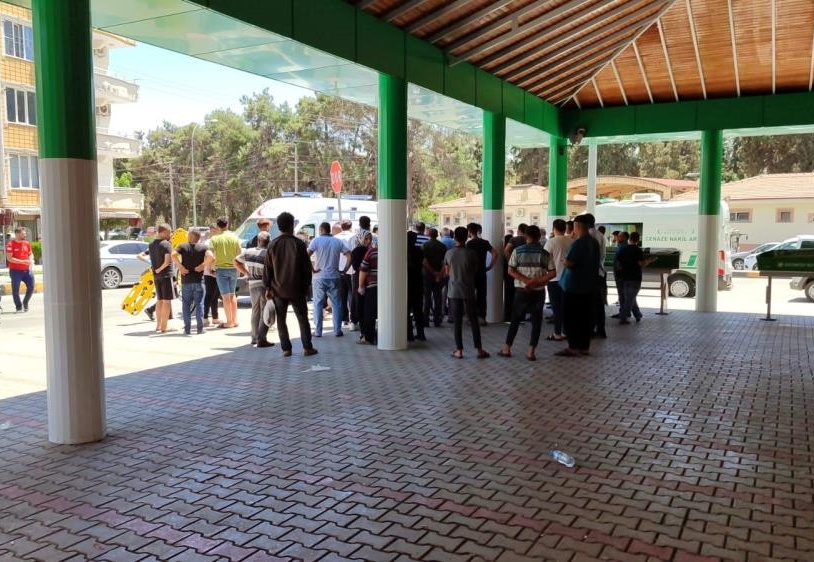 Cenaze namazının ardından birbirlerine girdiler, 4 kişi yaralandı